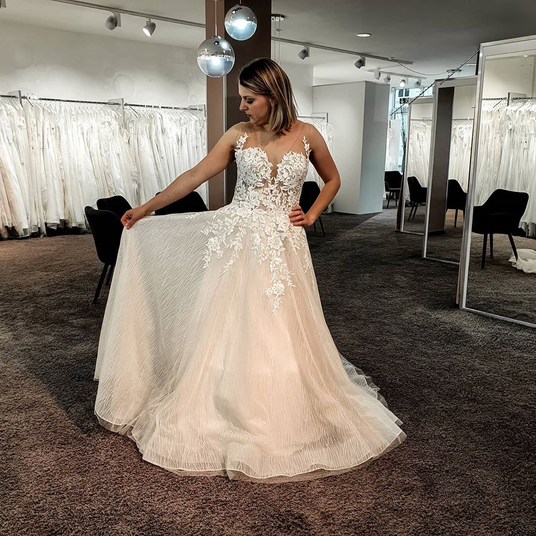 Elegant A-Line Backless Wedding Dress with Tulle Lace Floor Length Gown