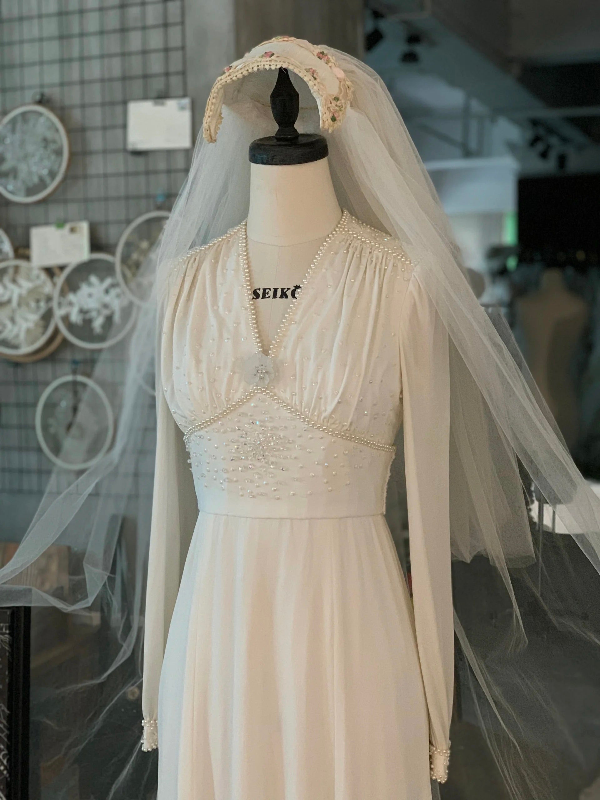 Long Sleeves 70s Modest Vintage Wedding Dress