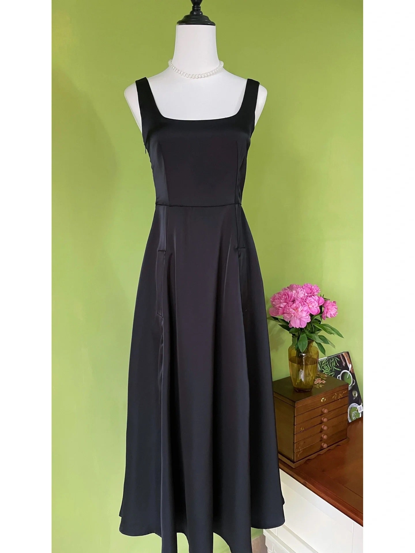 Audrey Hepburn Style Black 50s Vintage Dress with Pockets - DollyGown
