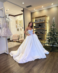 A-Line Wedding Dress Sweetheart Neckline Ivory Lace Bridal Gown FG5992