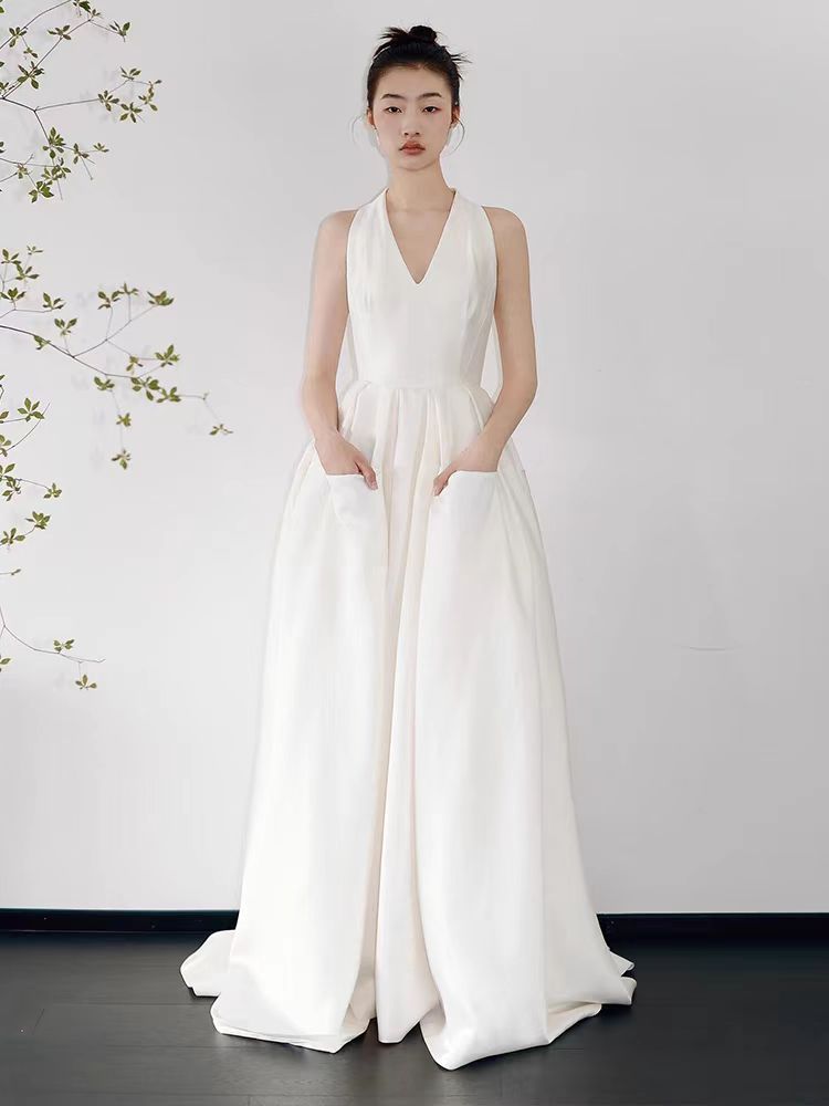 Simple Halter V Neck 100% Silk Taffeta Wedding Dress with Pockets Simple Halter V Neck 100% Silk Taffeta Wedding Dress with Pockets