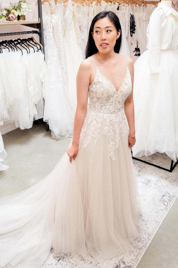 Elegant A-Line V-Neck Lace & Tulle Backless Wedding Dress Elegant A-Line V-Neck Lace & Tulle Backless Wedding Dress
