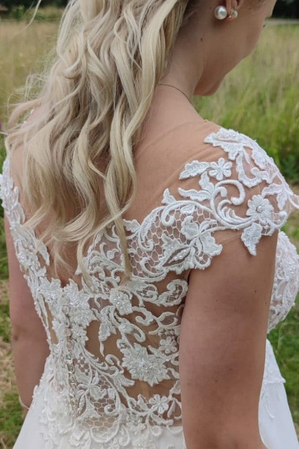 Elegant A-Line Sleeveless Chiffon Wedding Dress with Appliques and Lace