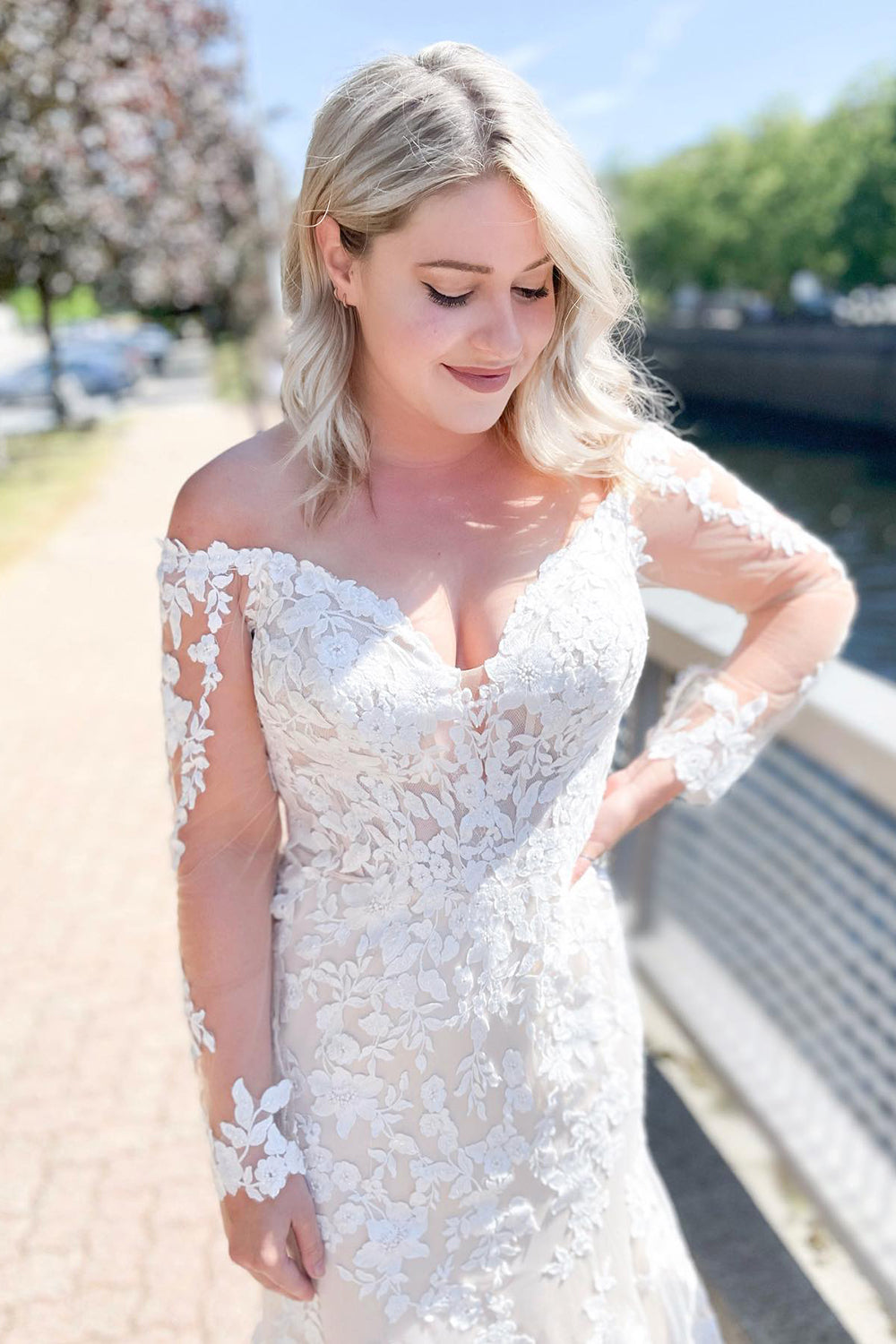 Elegant Off-Shoulder Long Sleeve Sweetheart Mermaid Wedding Dress with Lace Appliques