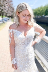Elegant Off-Shoulder Long Sleeve Sweetheart Mermaid Wedding Dress with Lace Appliques