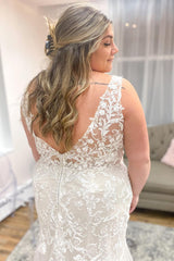 Stunning V-Neck Mermaid Wedding Dress with Lace, Tulle, and Appliques Gown