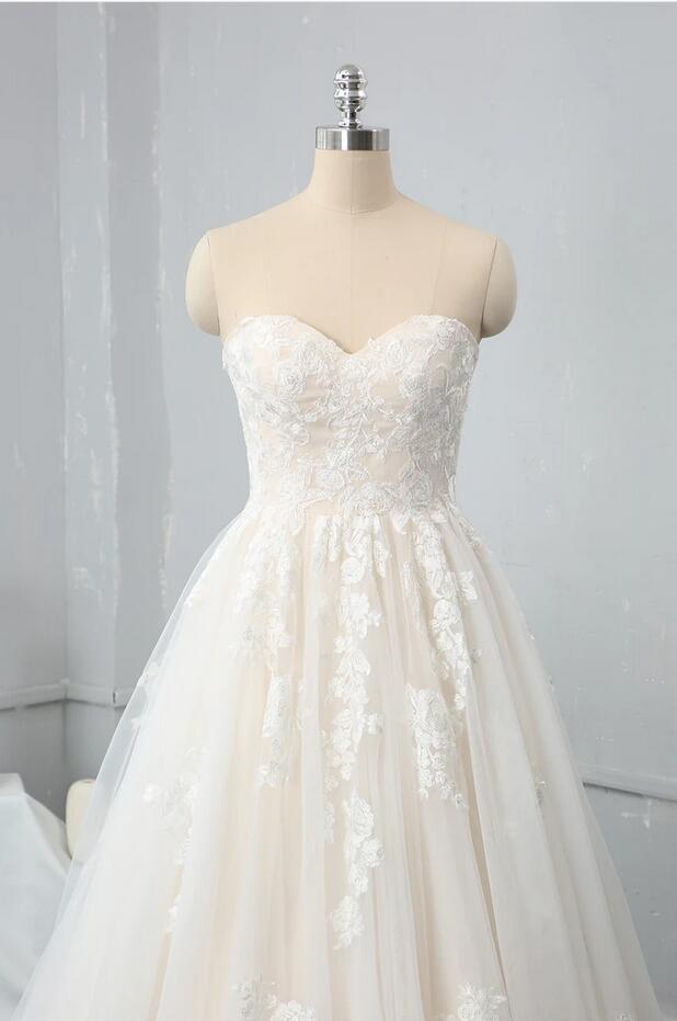 Sweetheart Backless A-Line Wedding Dress with Appliques Lace Tulle Floor-Length Gown