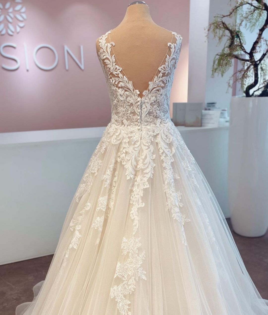 Elegant A-Line V-Neck Sleeveless Wedding Dress with Lace and Tulle