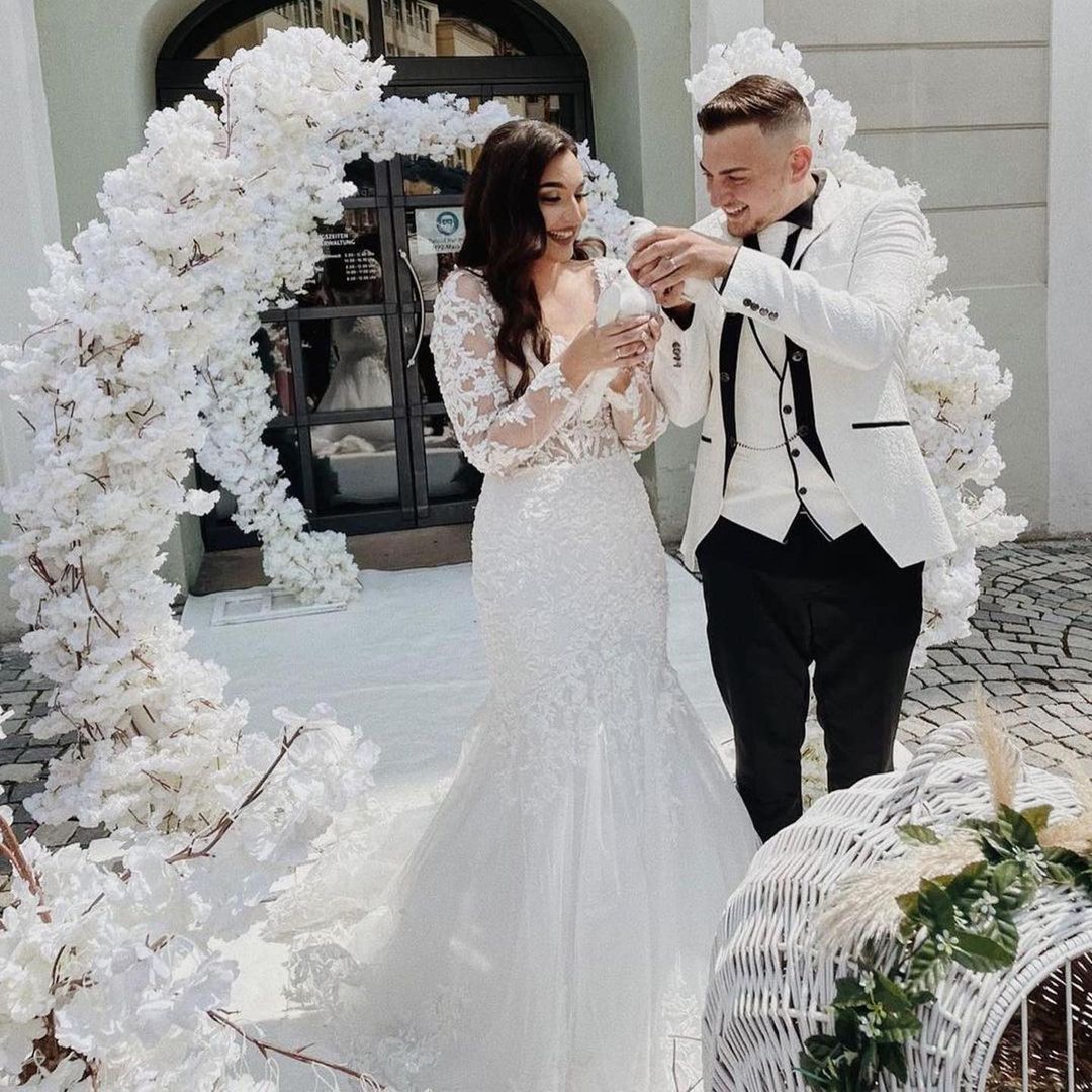 Elegant A-Line Bateau Wedding Dress Floor-Length Tulle with Appliques Lace