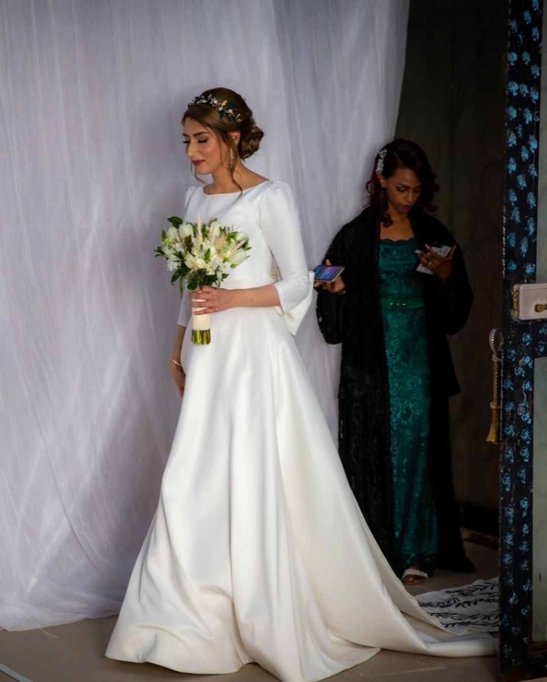 Elegant Long Sleeve A-Line Bateau Satin Wedding Dress Bridal Gown