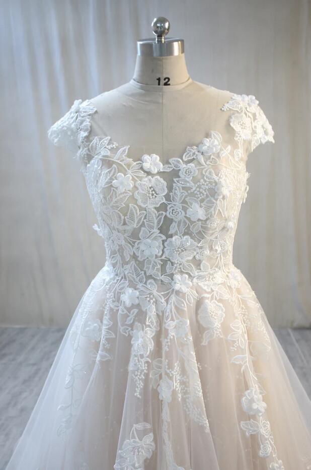 Elegant A-Line Bateau Backless Floor-Length Wedding Gown with Lace Tulle Appliques
