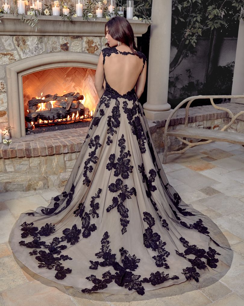 Princess Tulle Wedding Dress with Long Sleeves and Appliqués Online