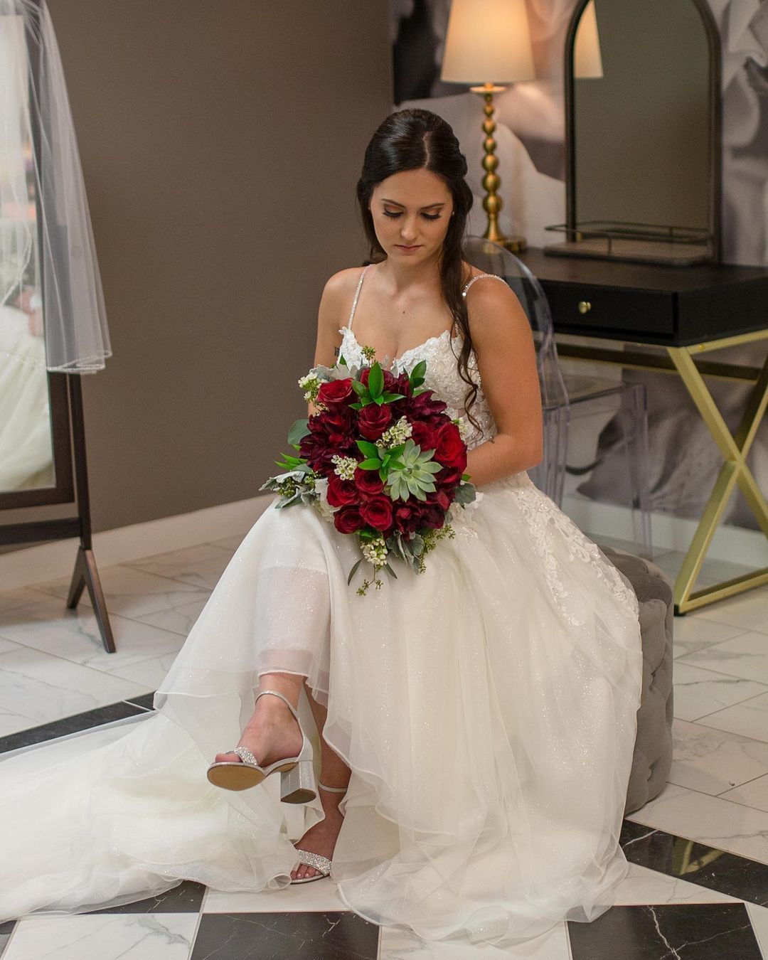 Elegant Sleeveless Bateau Neck A-Line Wedding Dress with Lace Appliques