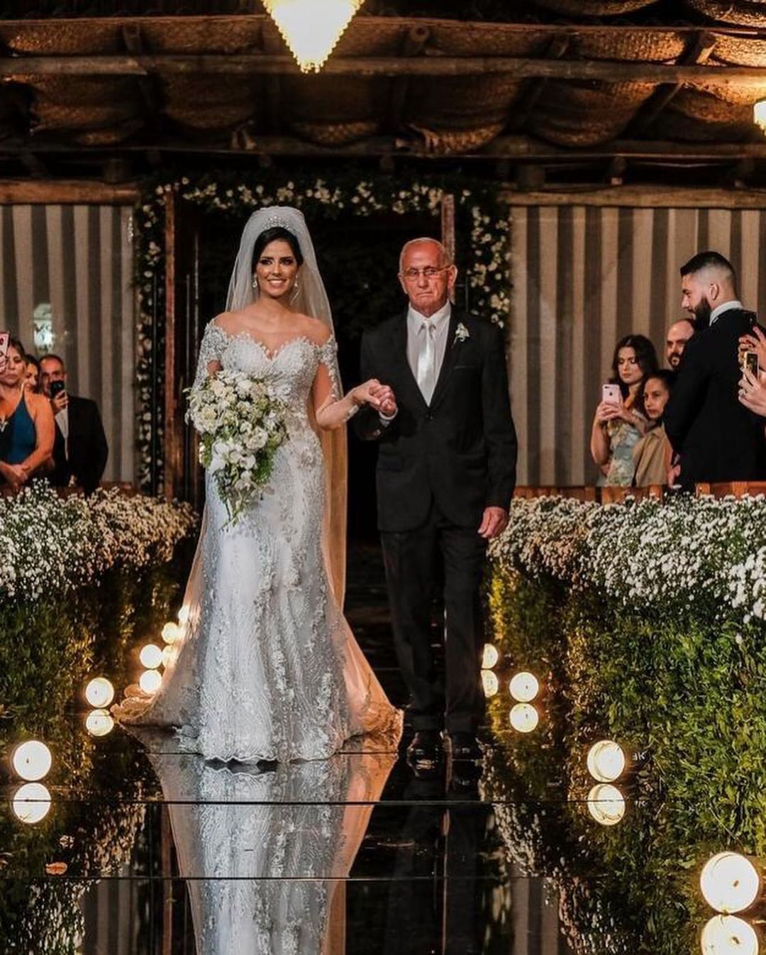 Elegant Off-Shoulder Long Sleeve Mermaid Wedding Gown with Exquisite Lace Appliques