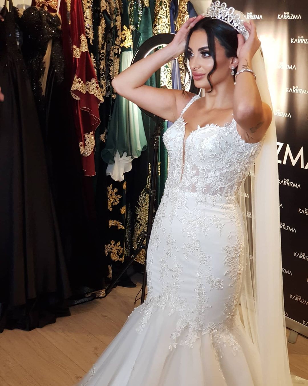 Elegant Lace Applique Mermaid Wedding Dress with Spaghetti Straps and Tulle