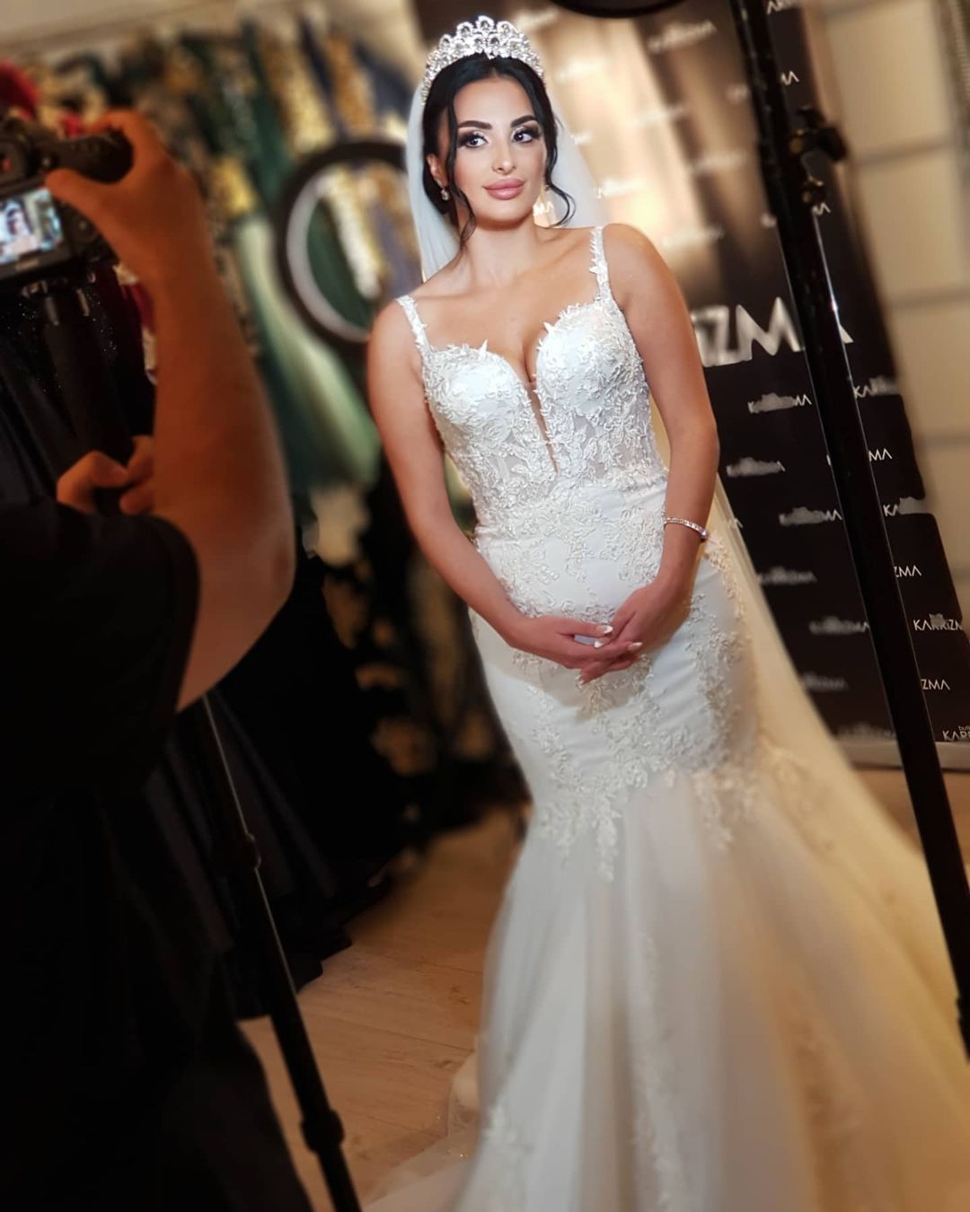 Elegant Lace Applique Mermaid Wedding Dress with Spaghetti Straps and Tulle