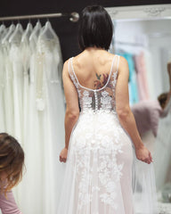 Elegant Deep V-Neck A-Line Wedding Dress with Lace Appliques Tulle