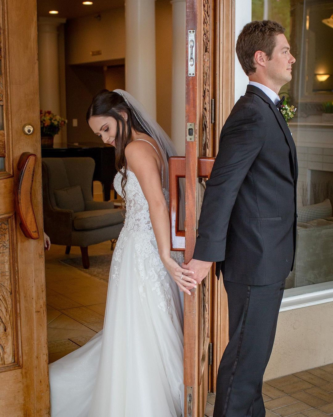 Elegant Sleeveless Bateau Neck A-Line Wedding Dress with Lace Appliques