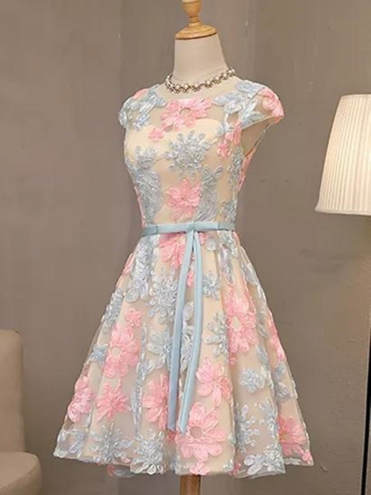 Elegant Round Neck Cap Sleeves Short Lace Prom Dress for Homecoming & Formal Evenings
