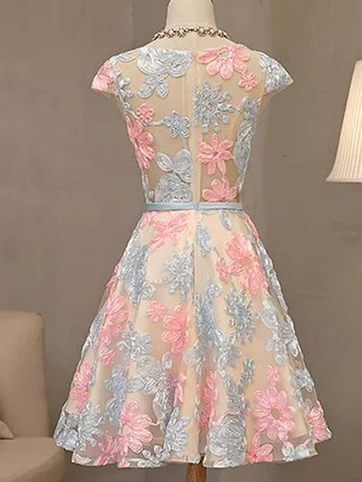 Elegant Round Neck Cap Sleeves Short Lace Prom Dress for Homecoming & Formal Evenings
