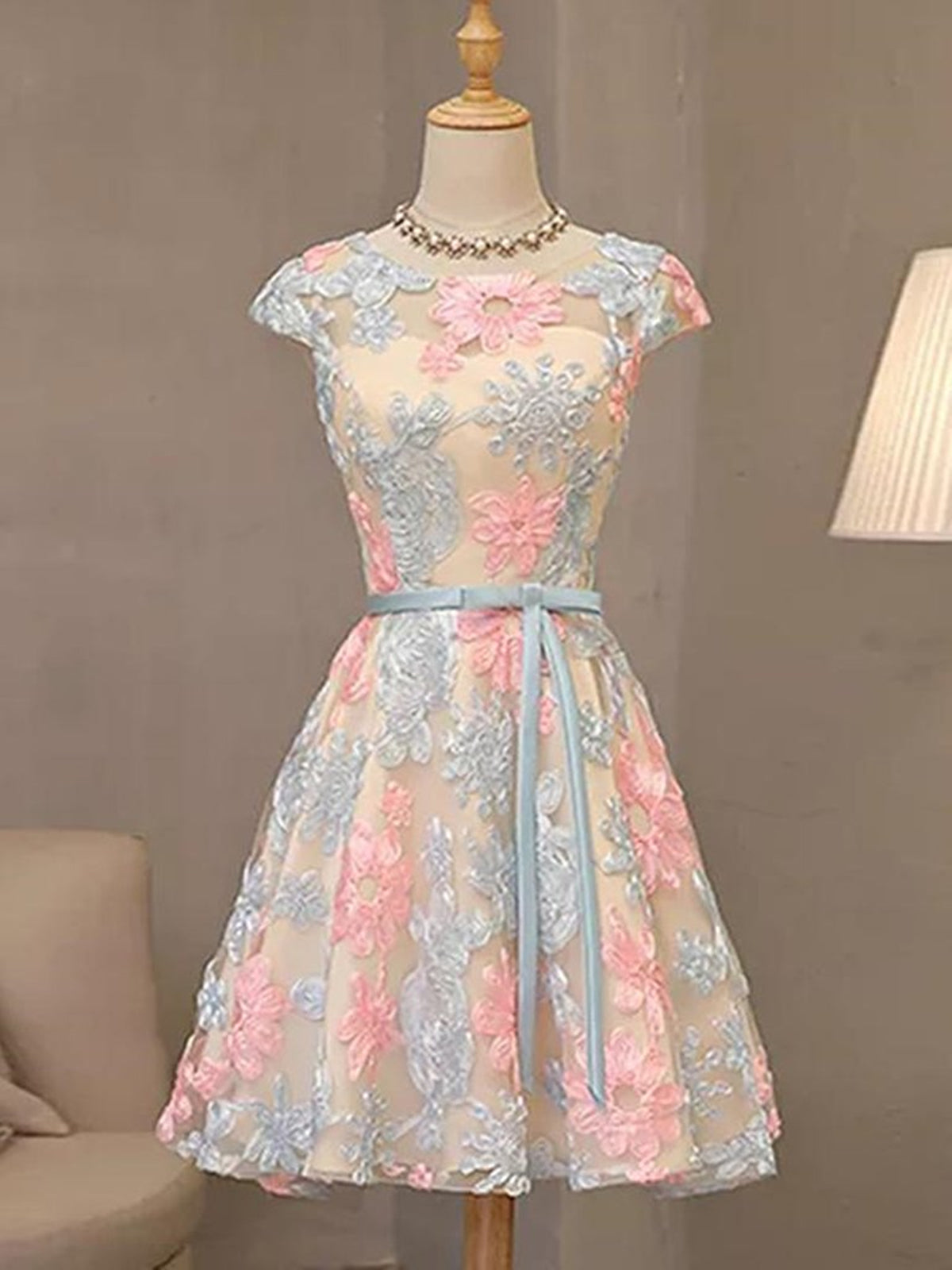 Elegant Round Neck Cap Sleeves Short Lace Prom Dress for Homecoming & Formal Evenings