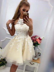 Elegant Short Yellow Lace Prom Dress with Round Neckline and A-Line Silhouette