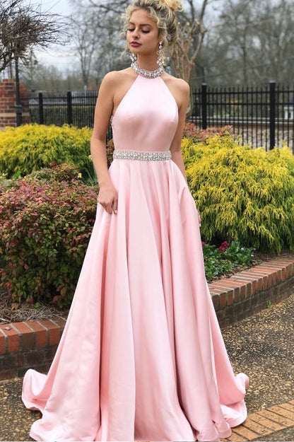 Hermoso vestido de fiesta largo de graduación con cuello halter rosa