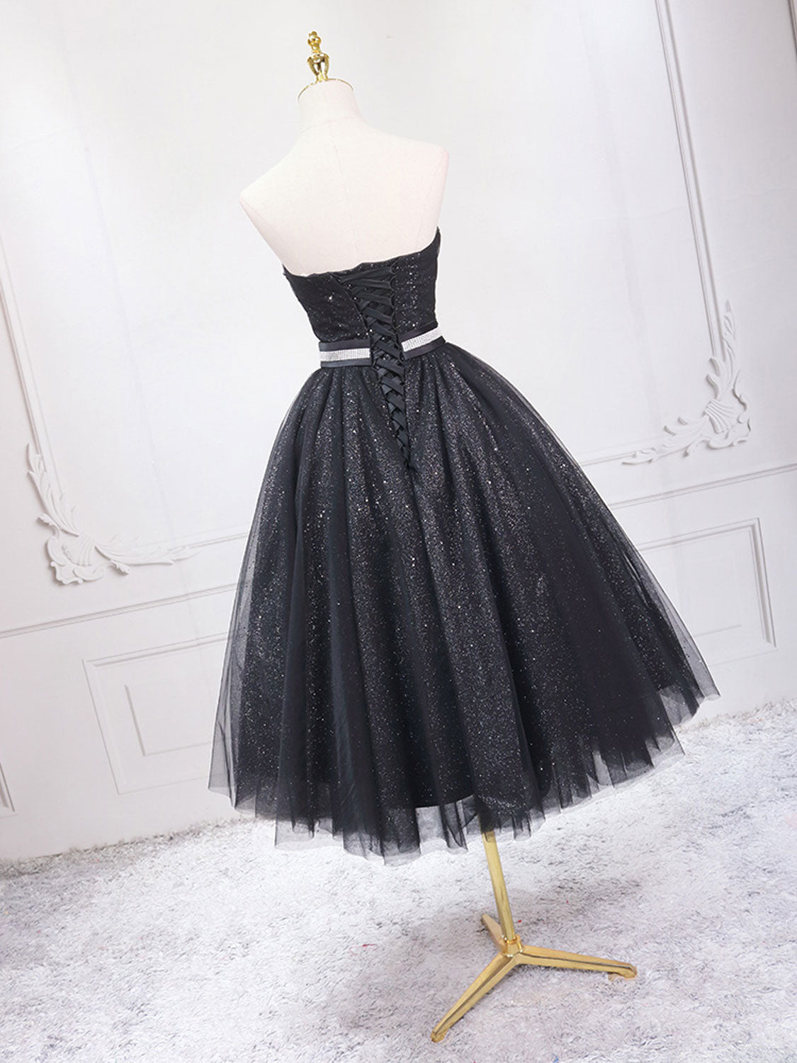 Robe de bal courte en tulle sans bretelles noire délicate